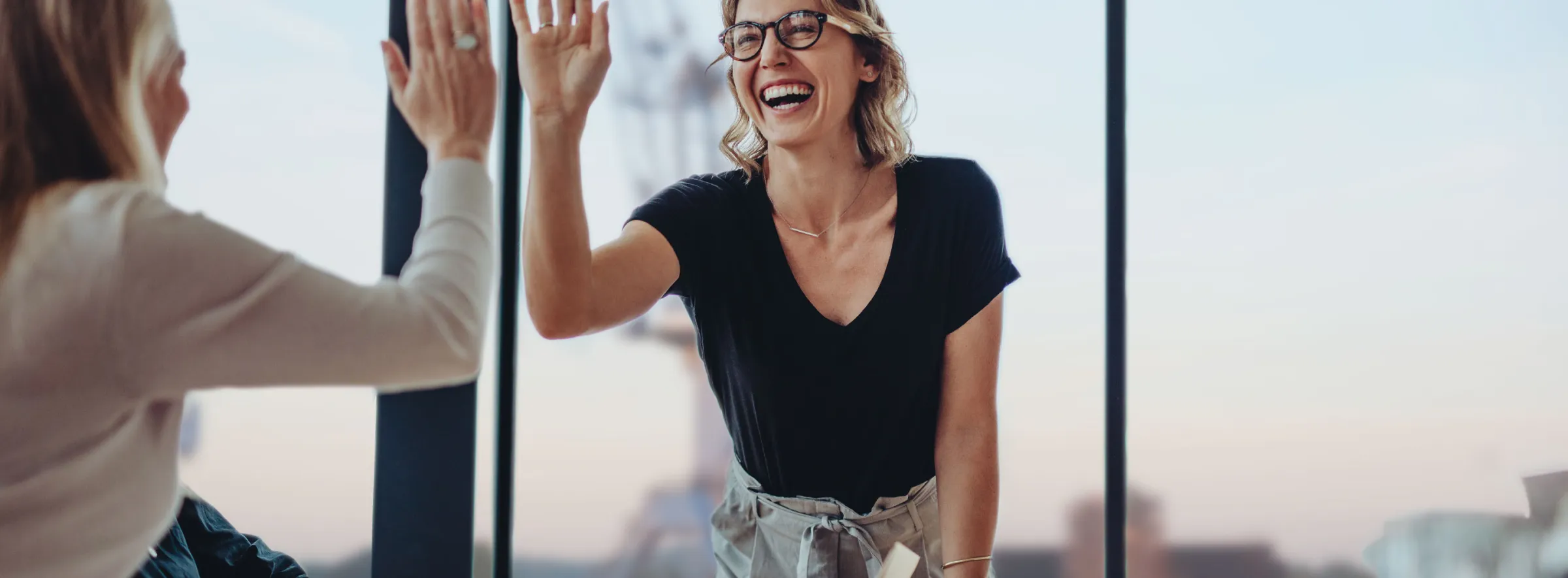 2024-NVL Services, Infrastruktur, Büro, High five, Frau, Mensch, Team-1