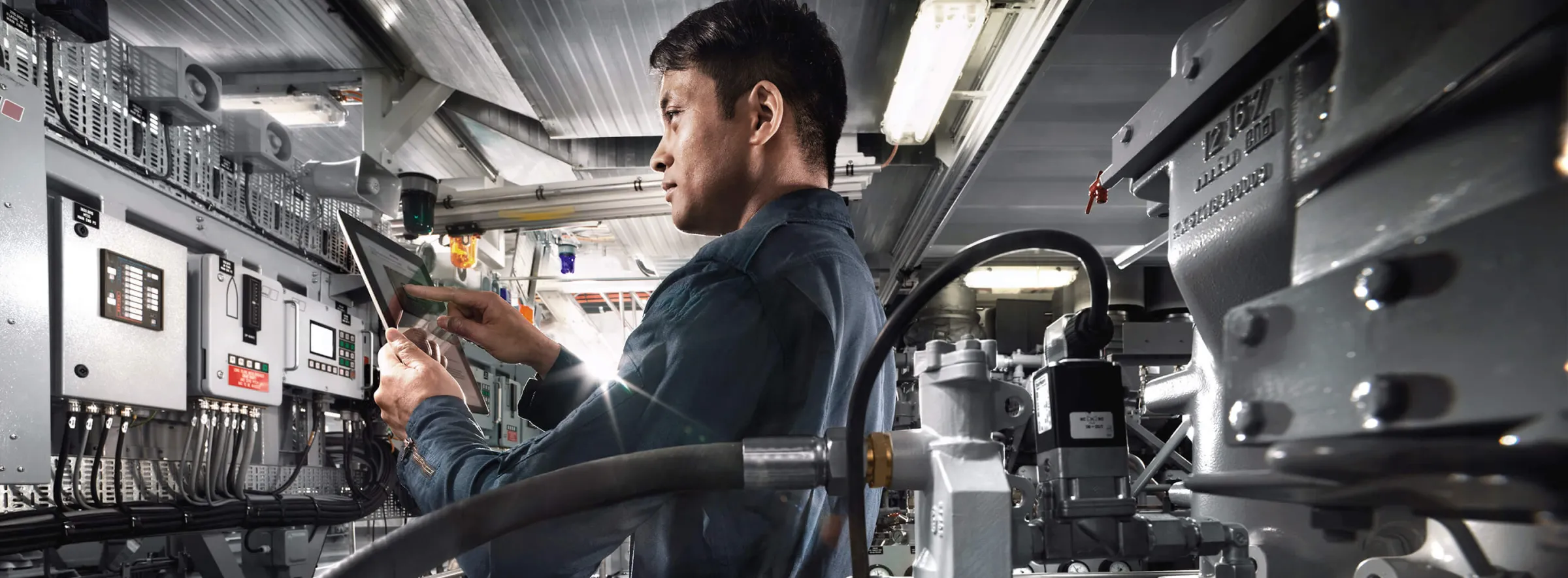 2024-Qualitätsmanagement, NVL Services, Mensch, Mann, Ipad, Innenraum-1